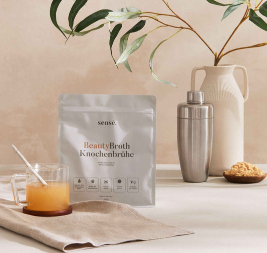 BeautyBroth Knochenbrühe Pulver mit Shaker und zubereitetem Getränk