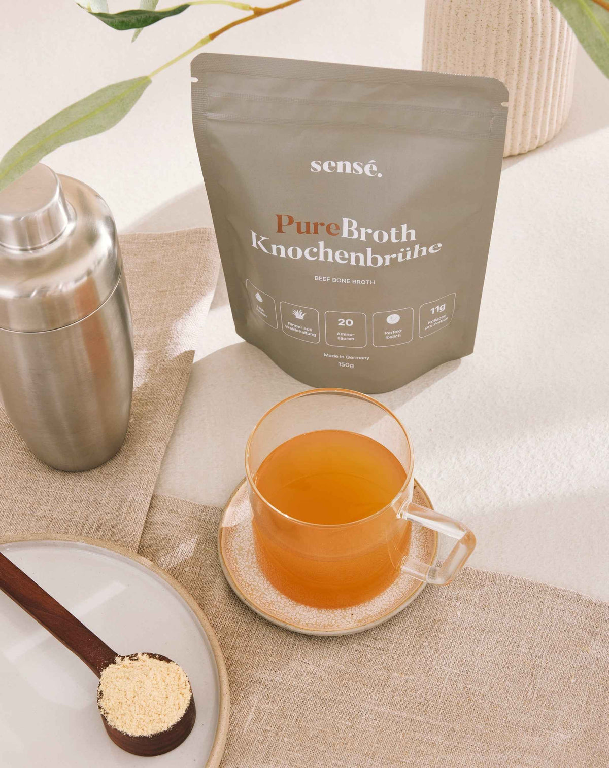 PureBroth Knochenbrühe Pulver mit Messlöffel und zubereiteter Brühe