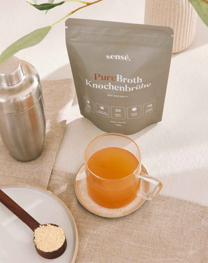 PureBroth Knochenbrühe Pulver mit Messlöffel und zubereiteter Brühe