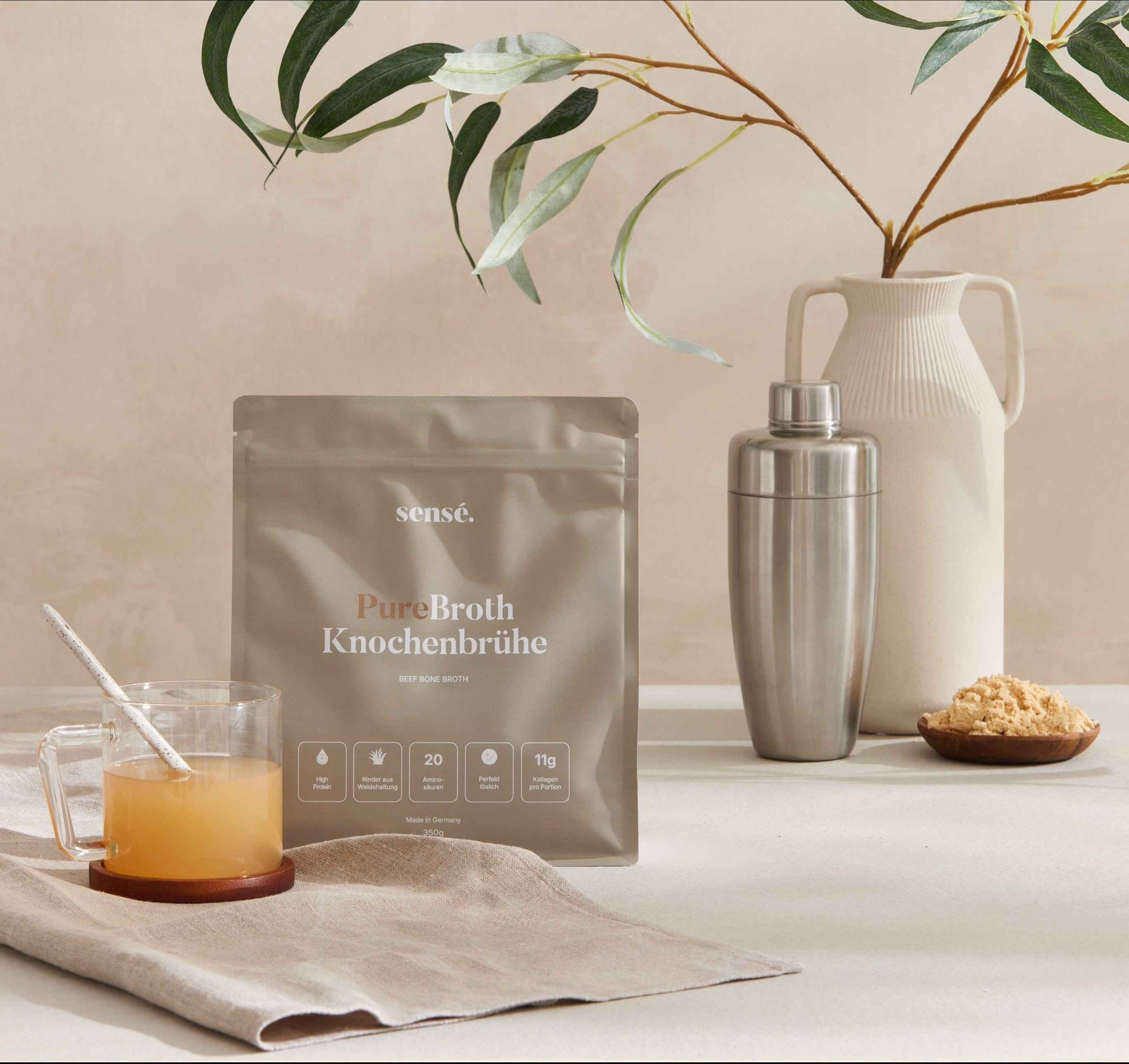 PureBroth 150-g-Beutel mit Shaker und zubereiteter Knochenbrühe